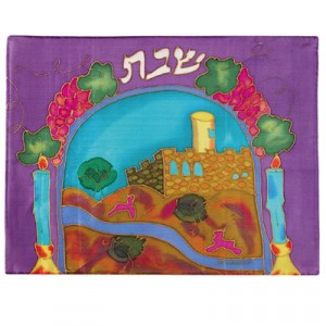 Couvre Hala en Soie Peinte Yair Emanuel - Scène de Jérusalem et Symboles de Shabbat - Violet Shabbat