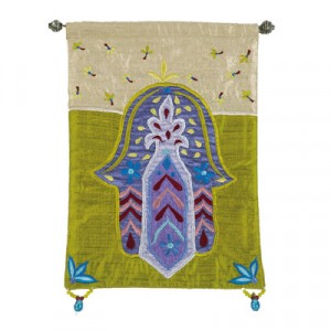 Yair Emanuel Green Raw Silk Embroidered Wall Decoration with Hamsa and Flowers Décorations d'Intérieur