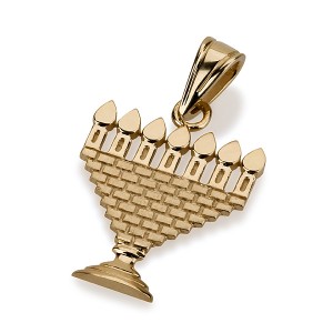 14k Yellow Gold Menorah Pendant with Brick Pattern and Cutout Flames Colliers & Pendentifs