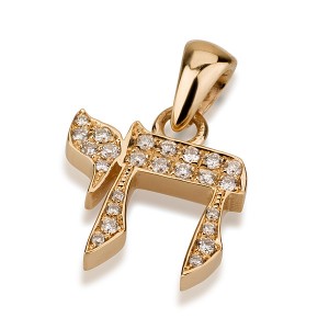 14k Yellow Gold Pendant with 24 Diamonds and a Traditional Design Colliers & Pendentifs
