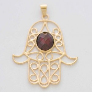 Pendant with Hamsa Design in Gold Plated with Garnet Colliers & Pendentifs