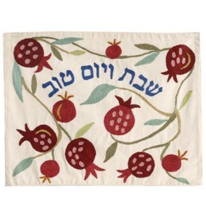 Challah Cover with Pomegranates & Hebrew Text- Yair Emanuel Couvres et Planches à Hallah
