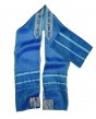 Talit en Tissu Bleu Glace, Bandes Turquoise et Texte Hébreu