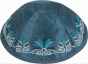 Talit blanco Yair Emanuel con Franjas Azules, Bolsa y Kipá Azul